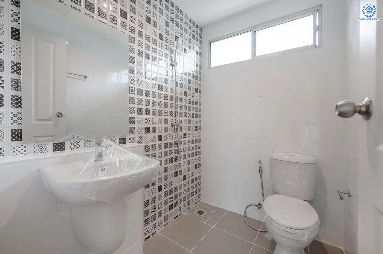 บ้านมือสองตกแต่งใหม่ คุณภาพแบรนด์ LH โครงการ ชัยพฤกษ์ ราชพฤกษ์-แจ้งวัฒนะ เนื้อที่ 66 ตร.ว. ฟังก์ชัน 3 ห้องนอน 3 ห้องน้ำ 2 ที่จอดรถ ภายในตกแต่งหรูหรา บนทำเลติดถนนราชพฤกษ์ เชื่อมสู่แจ้งวัฒนะได้อย่างรวดเร็ว ใกล้รถไฟฟ้าสายสีชมพู "ปากเกร็ด" จุดขึ้นทางด่วน "แจ้งวัฒนะ" โรบินสัน ไลฟ์สไตล์ ราชพฤกษ์ และ โลตัส นอร์ธราชพฤกษ์